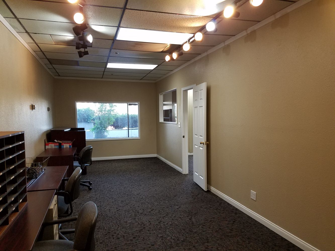 Plaza level, front of building, great exposure off lobby, private bathroom.